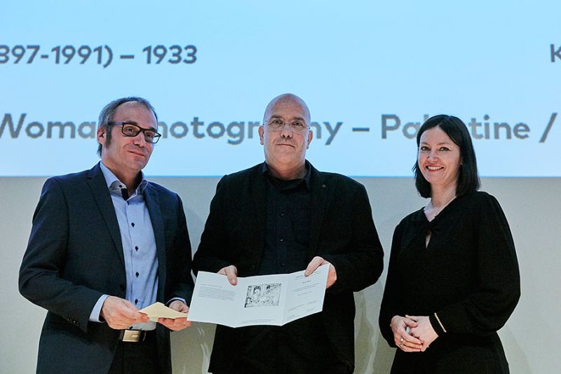 Florian Weis, Guy Raz und Ines Weizman bei der Übergabe der Preisurkunde, Foto: © Orla Conoll