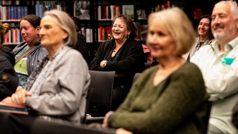 Gute Stimmung im Publikum bei der Preisverleihung in der Bibliothek, Foto: Andreas Domma