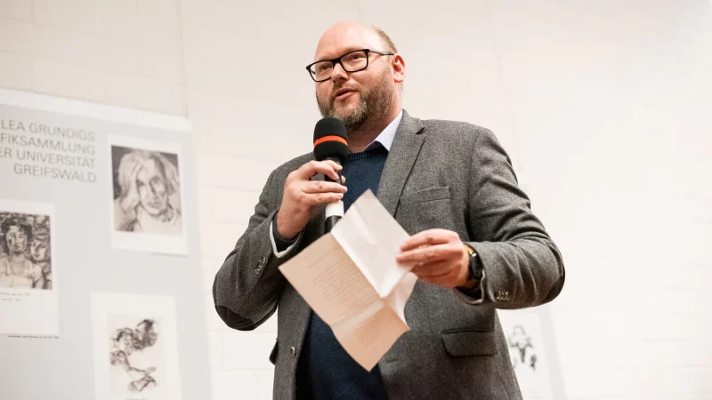 Kurator Oliver Sukrow bei der Eröffnung der Ausstellung „Kunst als Widerspruch“, Foto: Andreas Domma