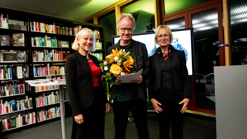 Der Künstler Rudolf Herz bei der Preisverleihung mit Dagmar Enkelmann (RLS-Vorstandsvorsitzende) und Rosa von der Schulenburg (Jury-Kovorsitzende). Foto: Andreas Domma